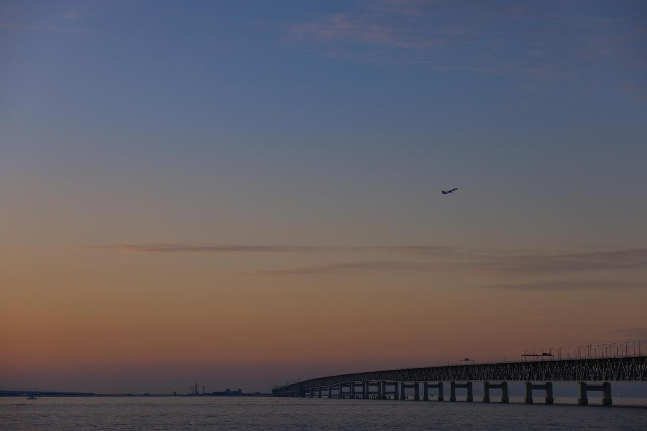 Omo Kansai Airport By Hoshino Resorts Izumisano Exterior foto The Chesapeake Bay Bridge at sunset